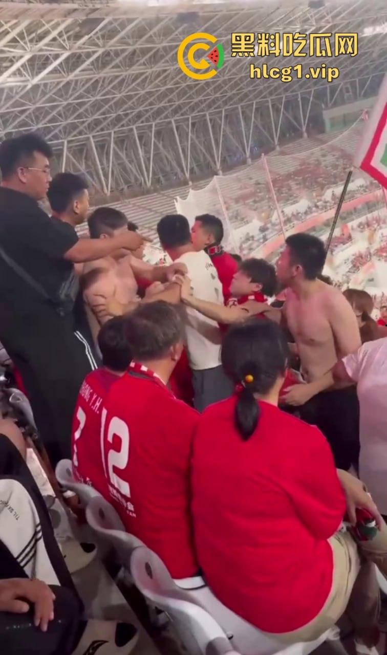 火气有些大！河南球迷在客队看台区大打出手！比看比赛还过瘾-7