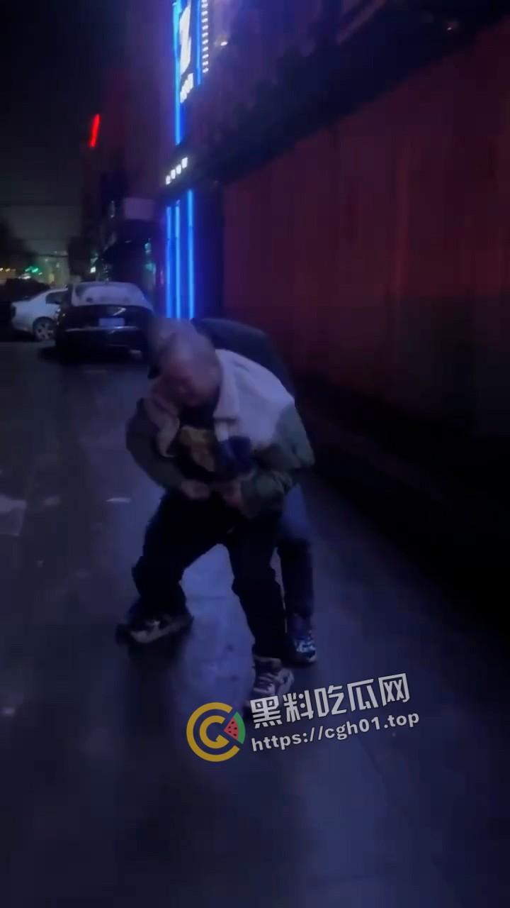 肉麻滚烫!男同表白现场 当街热吻 毫不羞耻的一对胖熊 这个世界已经没有在乎的人了吗-4