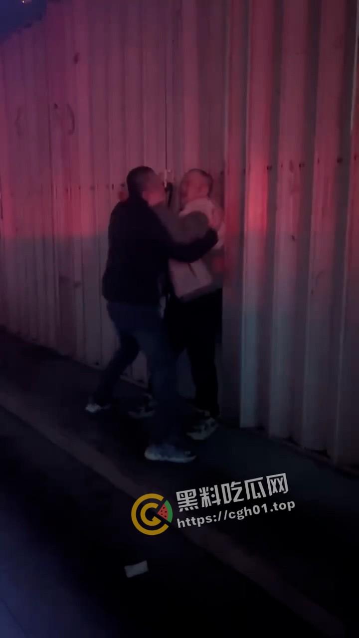 肉麻滚烫!男同表白现场 当街热吻 毫不羞耻的一对胖熊 这个世界已经没有在乎的人了吗-7