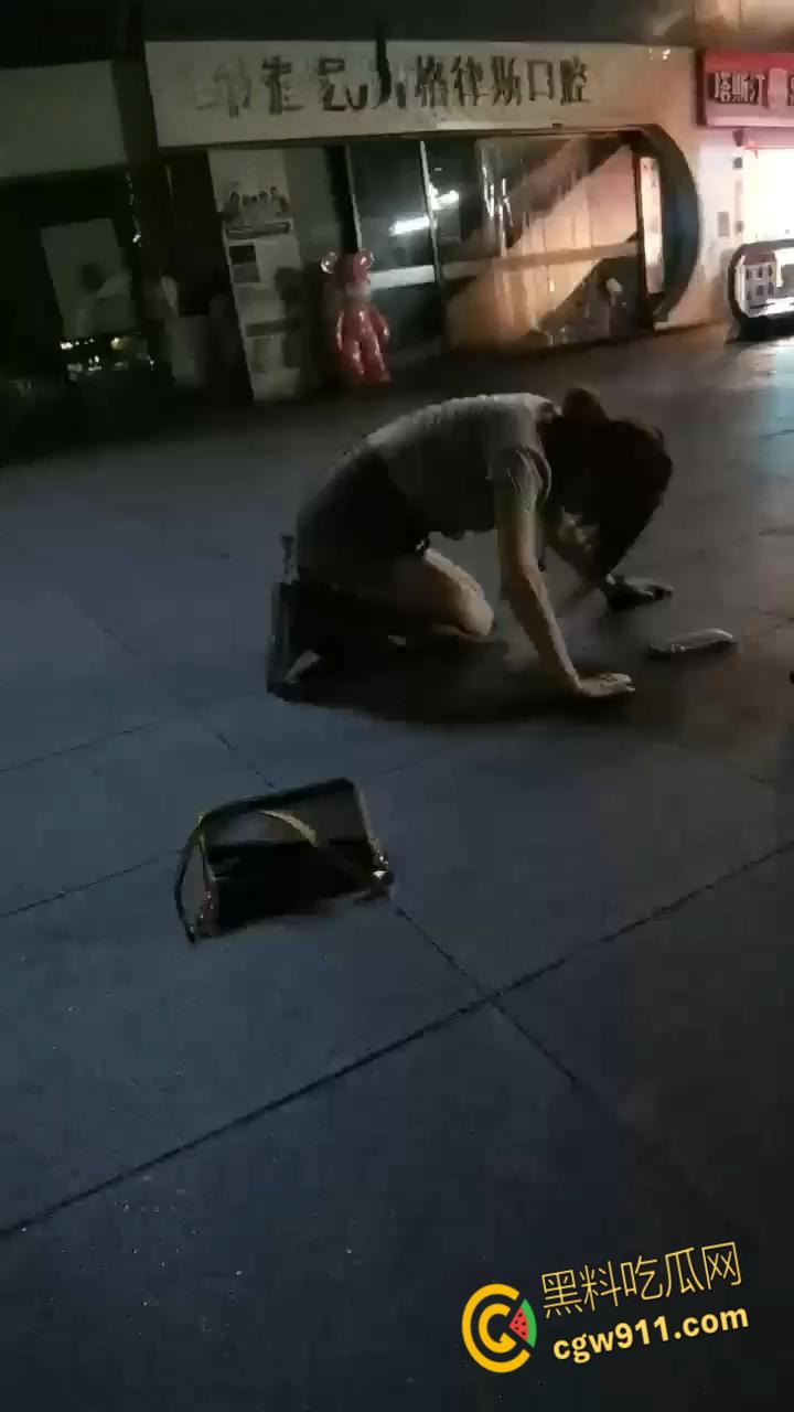 最佳损友一美女喝多了,竟旁若无人脱下牛仔短裙,直接随地大小便,这小翘臀也是又大又白!-1