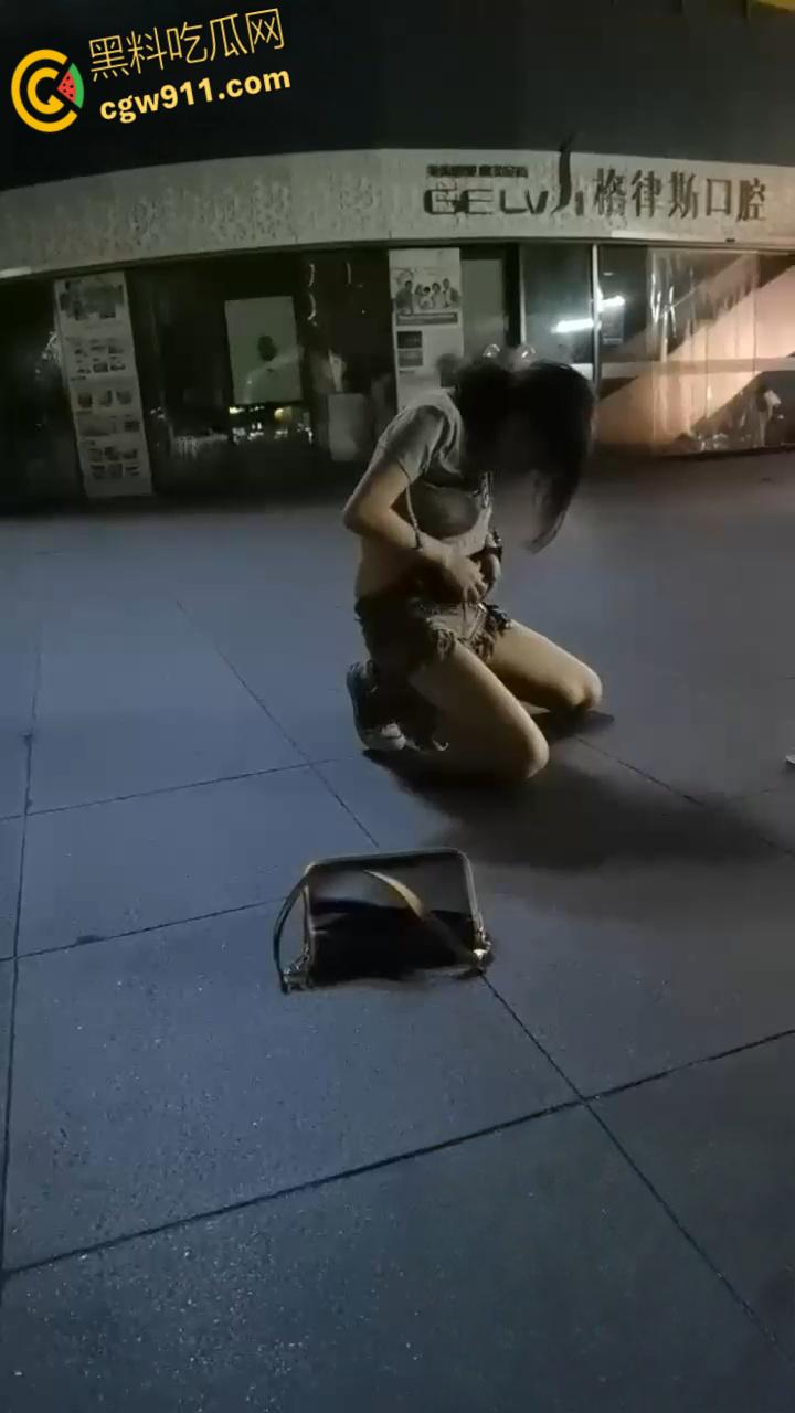 最佳损友一美女喝多了,竟旁若无人脱下牛仔短裙,直接随地大小便,这小翘臀也是又大又白!-3