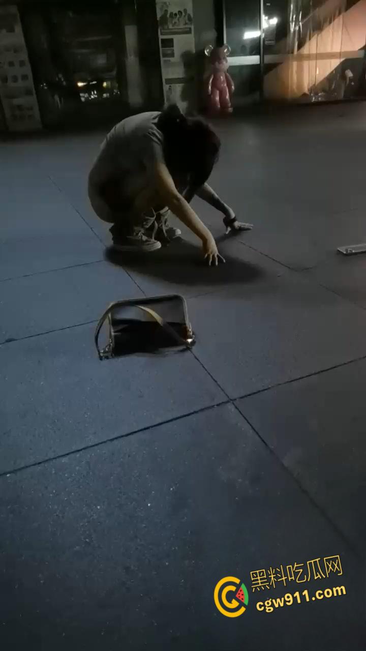 最佳损友一美女喝多了,竟旁若无人脱下牛仔短裙,直接随地大小便,这小翘臀也是又大又白!-5