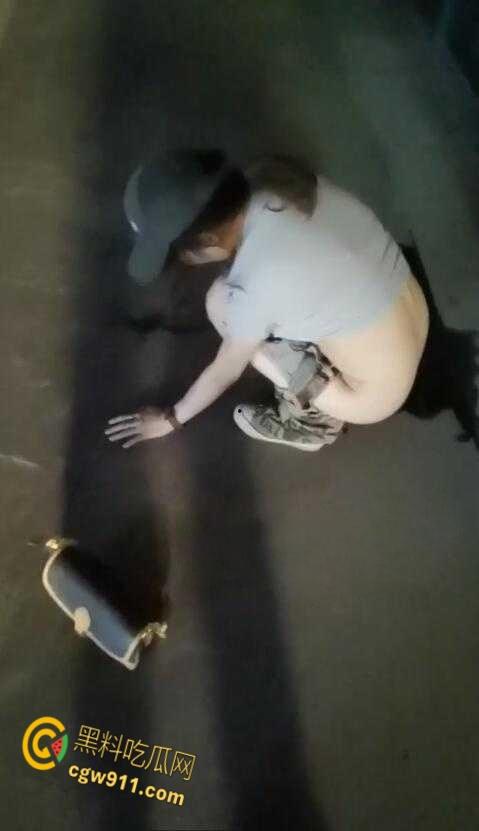 最佳损友一美女喝多了,竟旁若无人脱下牛仔短裙,直接随地大小便,这小翘臀也是又大又白!-7