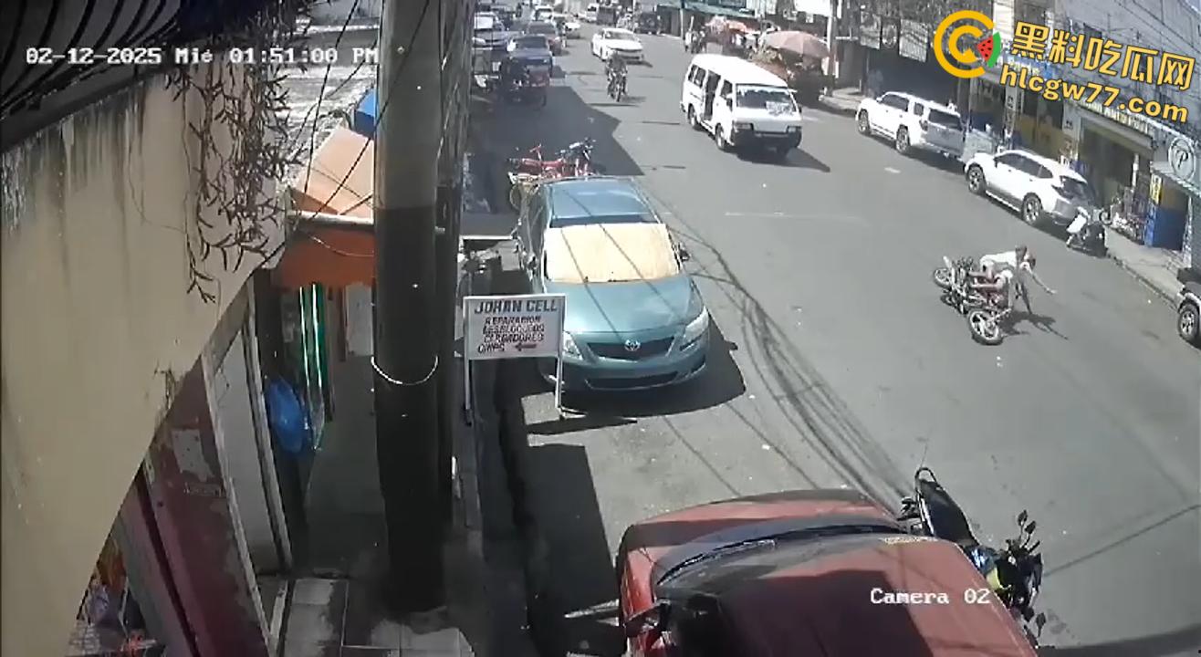 多米尼加摩托车街头狂飙不慎滑倒 货车碾压血肉横飞 挑战死神代价血腥!-3