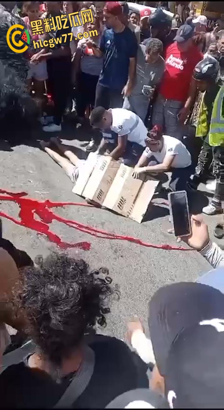 多米尼加摩托车街头狂飙不慎滑倒 货车碾压血肉横飞 挑战死神代价血腥!-6