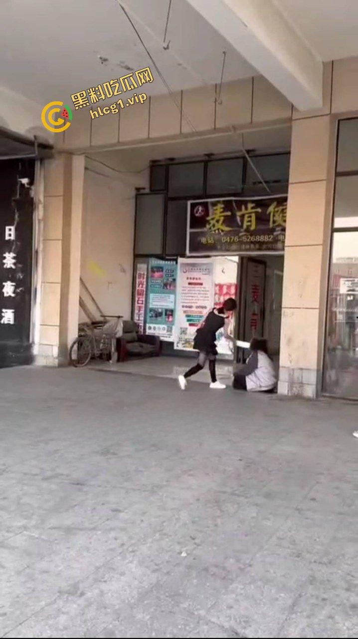 精神小妹为爱冲锋 菜刀制裁贱小三『刘筱萸』加对象换警察银手铐！-4