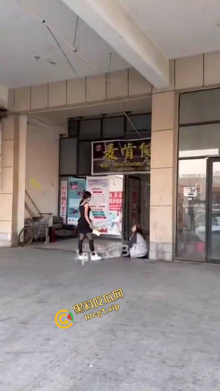 精神小妹为爱冲锋 菜刀制裁贱小三『刘筱萸』加对象换警察银手铐！-5