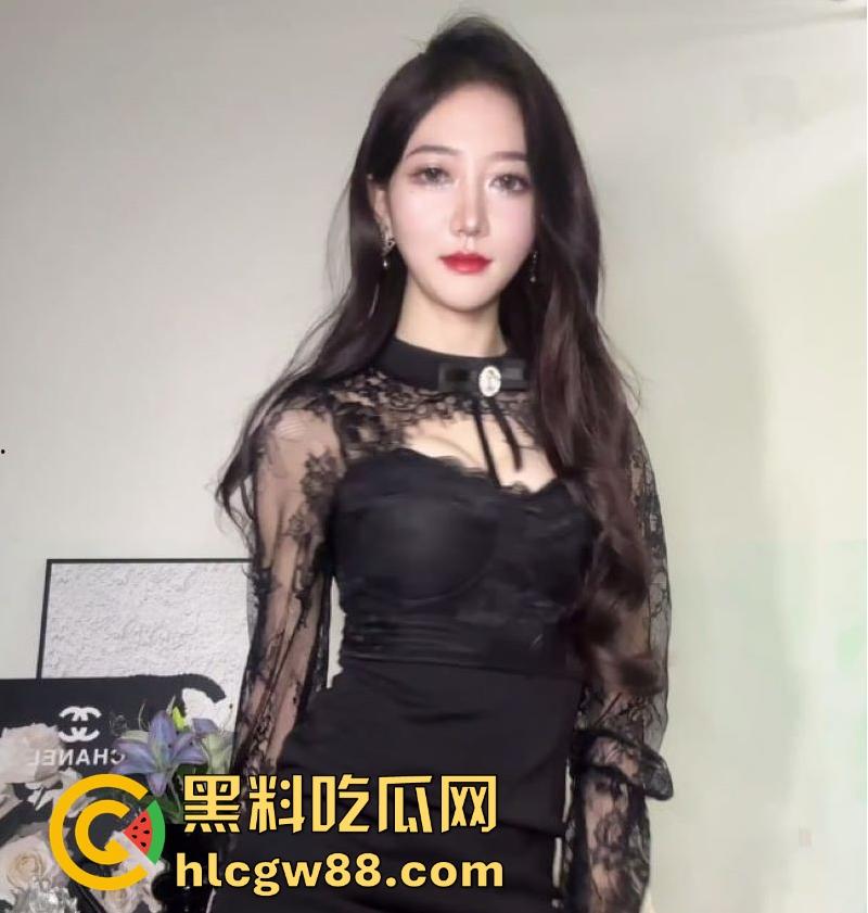 抖音反差婊网红【蜜桃妹妹】跟金主视频裸聊遭曝光 呻吟发骚脱衣诱惑 脸穴同框掰逼自慰！-2