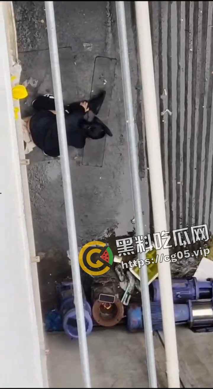 马鞍山职业技术学院 小情侣大白天就在女生宿舍楼下打野战 旺盛的荷尔蒙按耐不住-5
