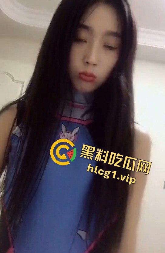 抖音博主私拍视频外泄！约榜一大哥玩耍，脱了裤子瞬间变成母狗，爬地舔金主的脚！-1