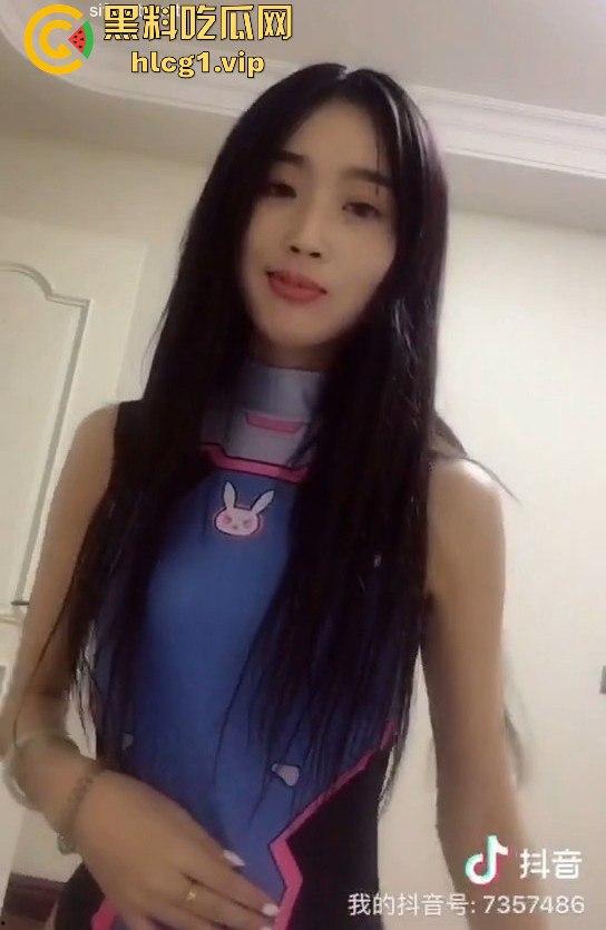 抖音博主私拍视频外泄！约榜一大哥玩耍，脱了裤子瞬间变成母狗，爬地舔金主的脚！-2