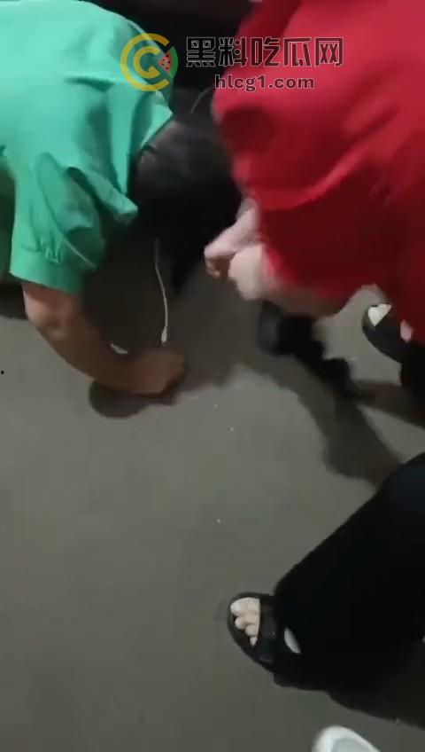 实拍惊人一幕，丈夫带全家捉奸在床，怒火中烧竟现场暴打出轨妻子！-6