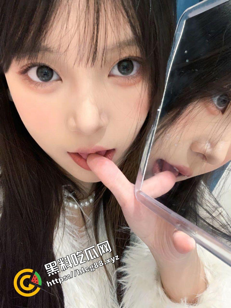 威海职业纯欲反差骚鸡【覃想】骚出天际无人能敌，渔网袜淫荡吐舌舔手，暴力直插双腿玉足！-1