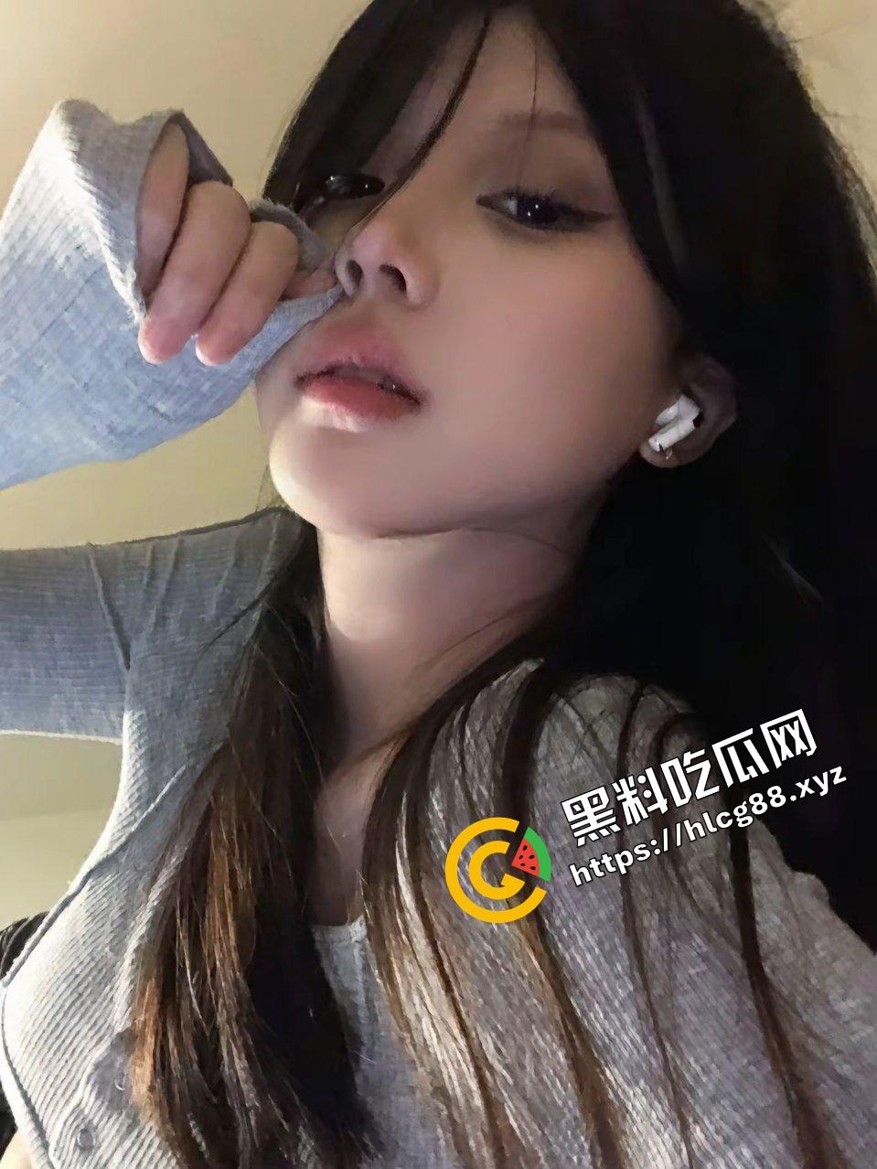 威海职业纯欲反差骚鸡【覃想】骚出天际无人能敌，渔网袜淫荡吐舌舔手，暴力直插双腿玉足！-4