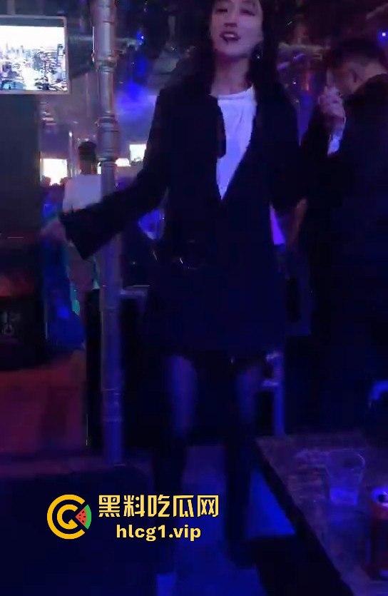 抖音博主私拍视频外泄！约榜一大哥玩耍，脱了裤子瞬间变成母狗，爬地舔金主的脚！-11