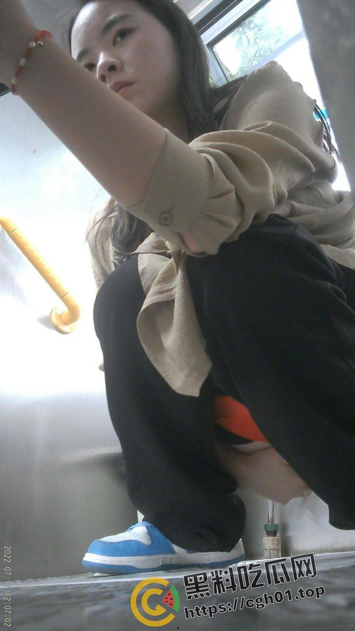 万元厕拍！首都师范大学女厕偷拍大合集！几十位高学历小姐姐的嫩穴特写 这里就是天堂吗？-10