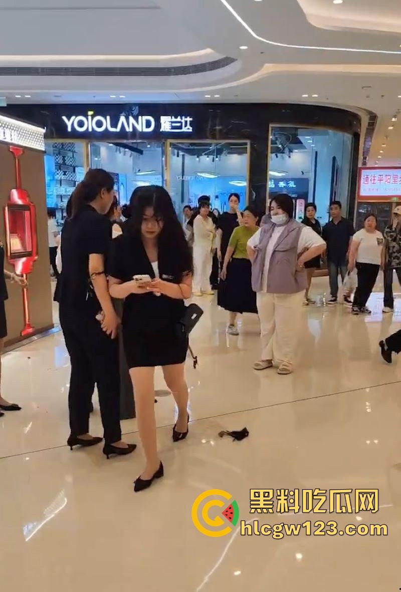 520抓奸撕逼大戏！新泰世纪缘珠宝【马丙翠】插足婚姻被原配当场暴打 从商场里揍到大街 保安都拦不住！-6