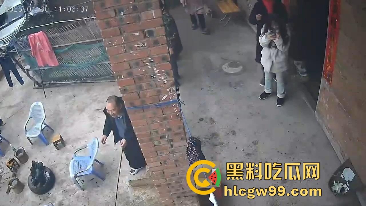 重庆狗子掉进粪坑惨变生化武器 出坑后全家总动员 结果反被狗狂追满院狂喷 粪味冲天！-6