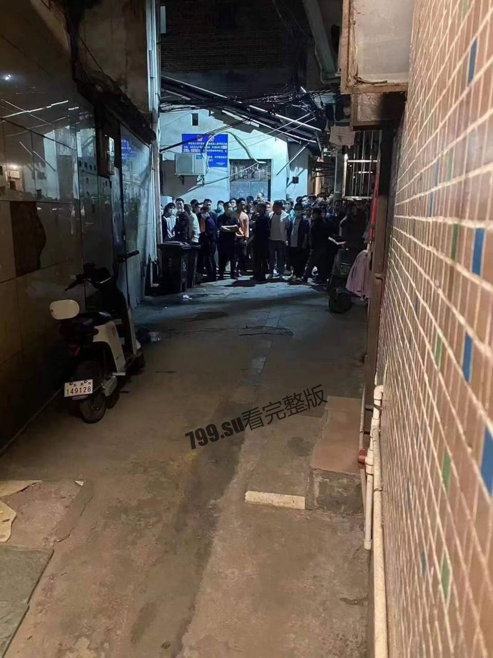 快餐妹子门前排队 身体顶不住叫 120！-3