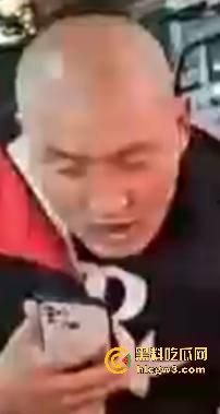 广西R星光头佬暴揍醉汉 战力爆表骑身上拍照羞辱，还问对方屌不屌，R星出品果然精品！-1