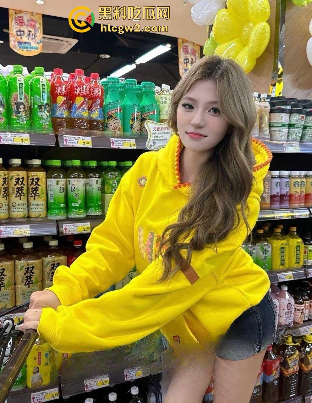 郑州00后【黄絮如】裸聊视频被渣男泄露，骚到舔自己淫水，这下彻底火了！-1