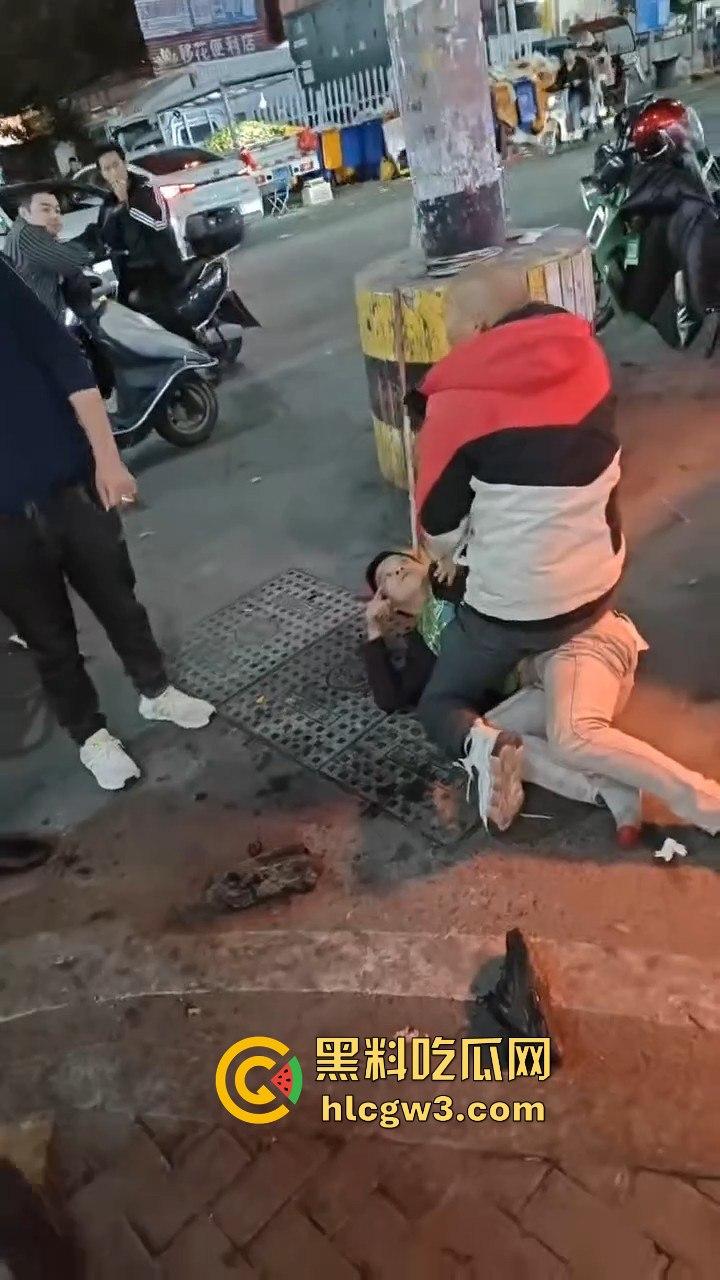 广西R星光头佬暴揍醉汉 战力爆表骑身上拍照羞辱，还问对方屌不屌，R星出品果然精品！-3