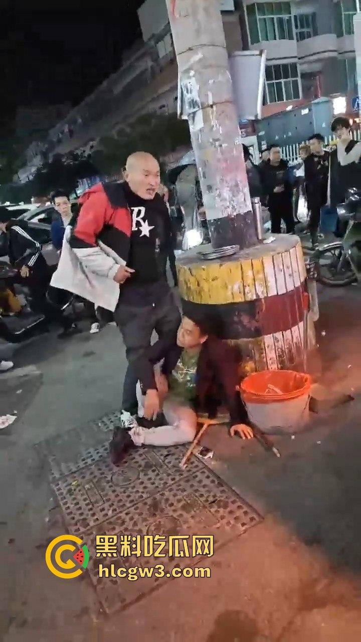 广西R星光头佬暴揍醉汉 战力爆表骑身上拍照羞辱，还问对方屌不屌，R星出品果然精品！-4
