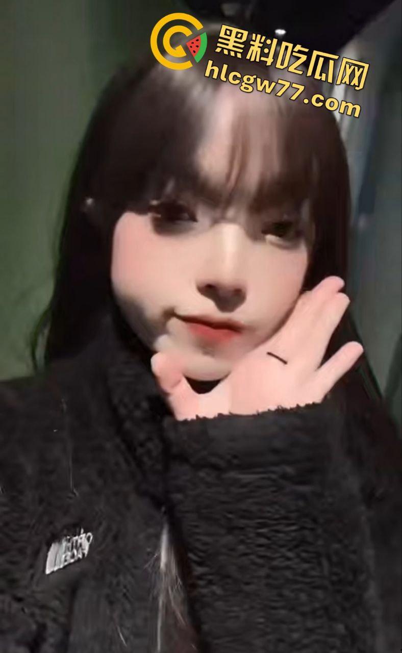 精神小妹露脸自慰翻车!土豪定制私密照,哥哥偷装软件同步看片,兄妹乱伦剧情要上演?-1