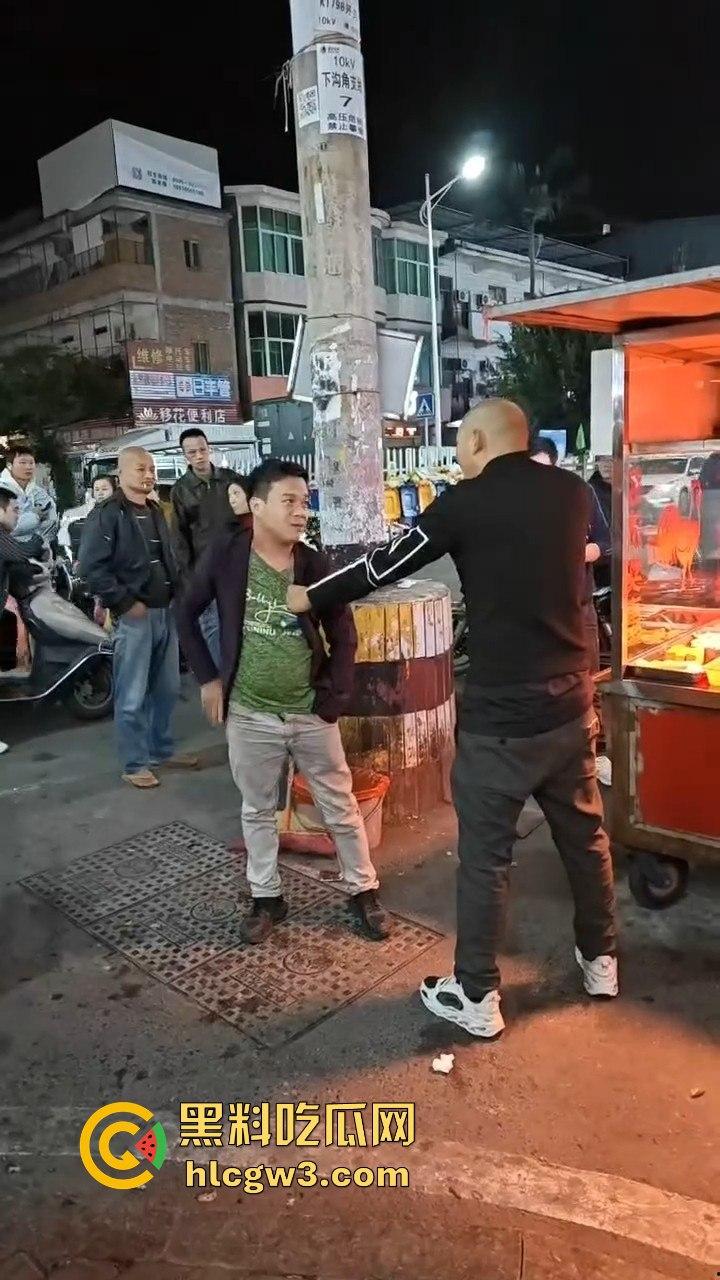 广西R星光头佬暴揍醉汉 战力爆表骑身上拍照羞辱，还问对方屌不屌，R星出品果然精品！-5