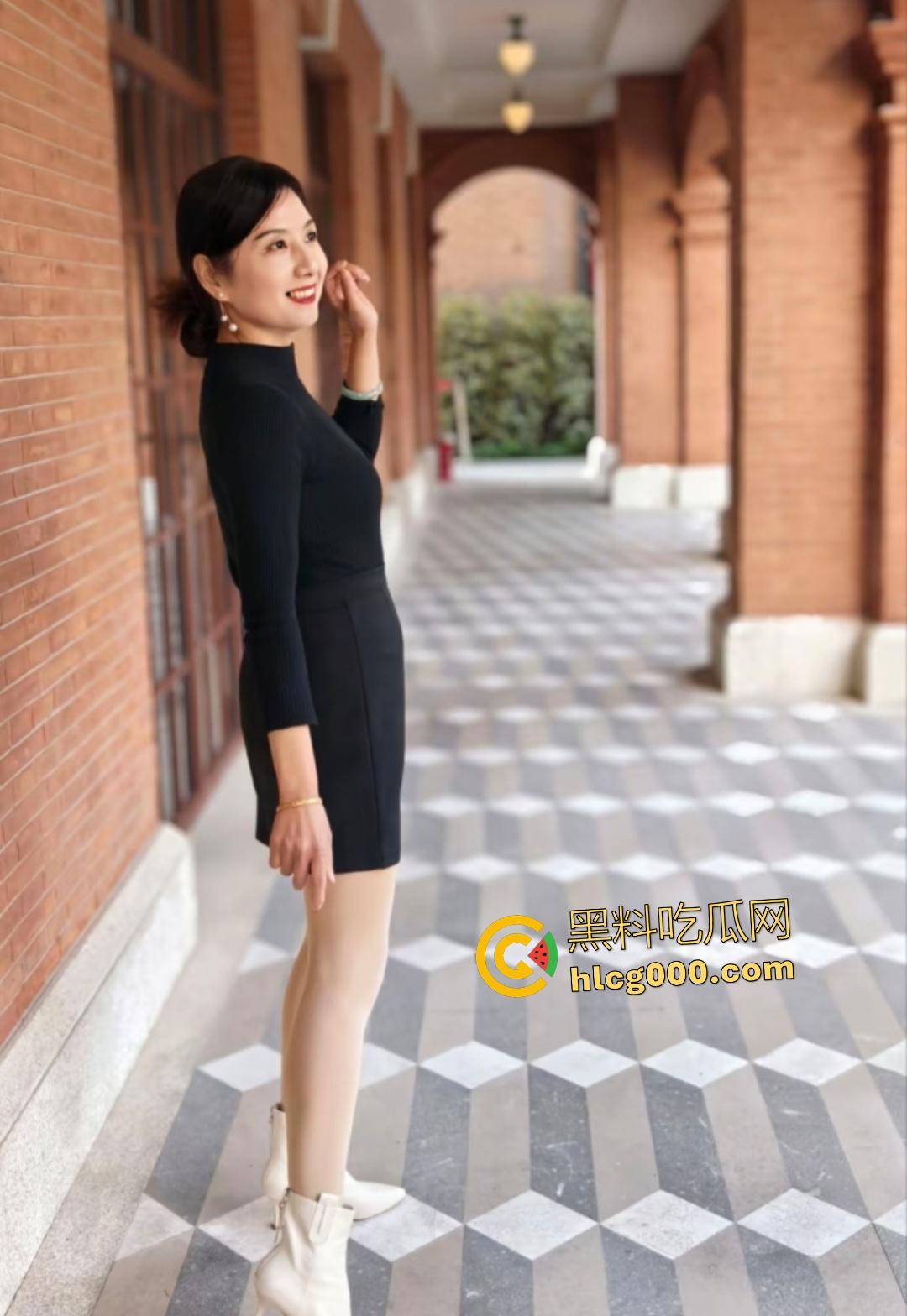 老妈屁眼夹狗尾巴，化身黑丝母狗，逼被儿子狂操，两个洞双通，还吵着要把嘴巴也塞下！-1