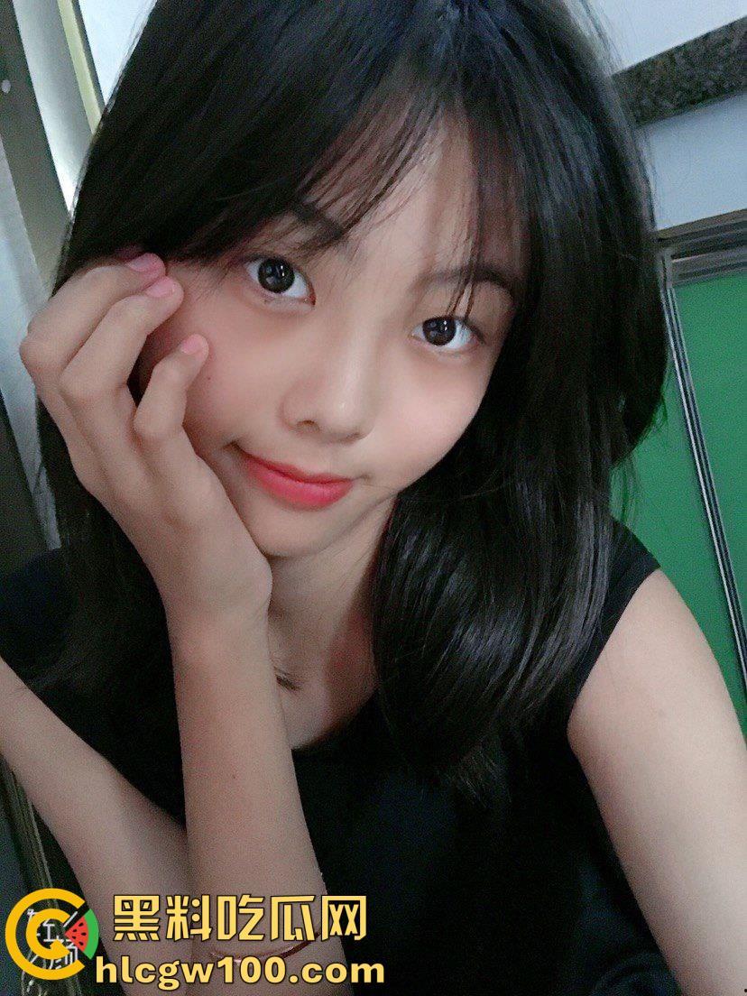 06年河北高三舞蹈系清纯嫩妹【戚畔】，黑丝一字马自慰跪地叫爸爸，揉胸自慰厕所喝尿-7