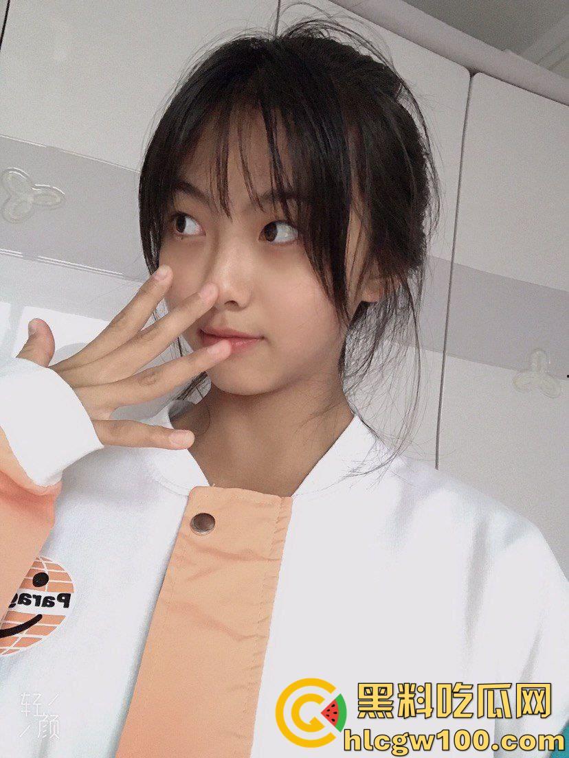 06年河北高三舞蹈系清纯嫩妹【戚畔】，黑丝一字马自慰跪地叫爸爸，揉胸自慰厕所喝尿-9