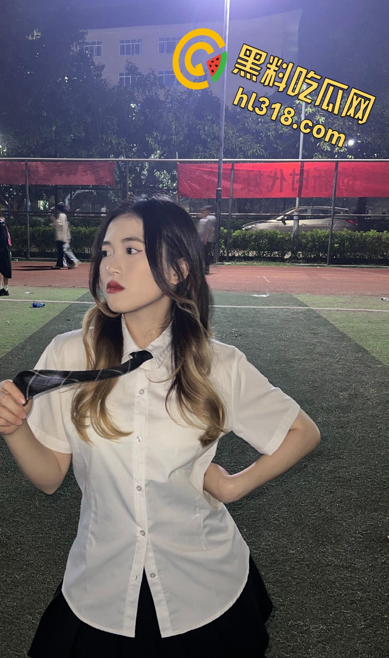 青岛清纯护士【何小笙】，对镜后入疯狂打桩，黑丝眼镜母狗床上淫水横流，自拍被操表情真淫荡 !-2