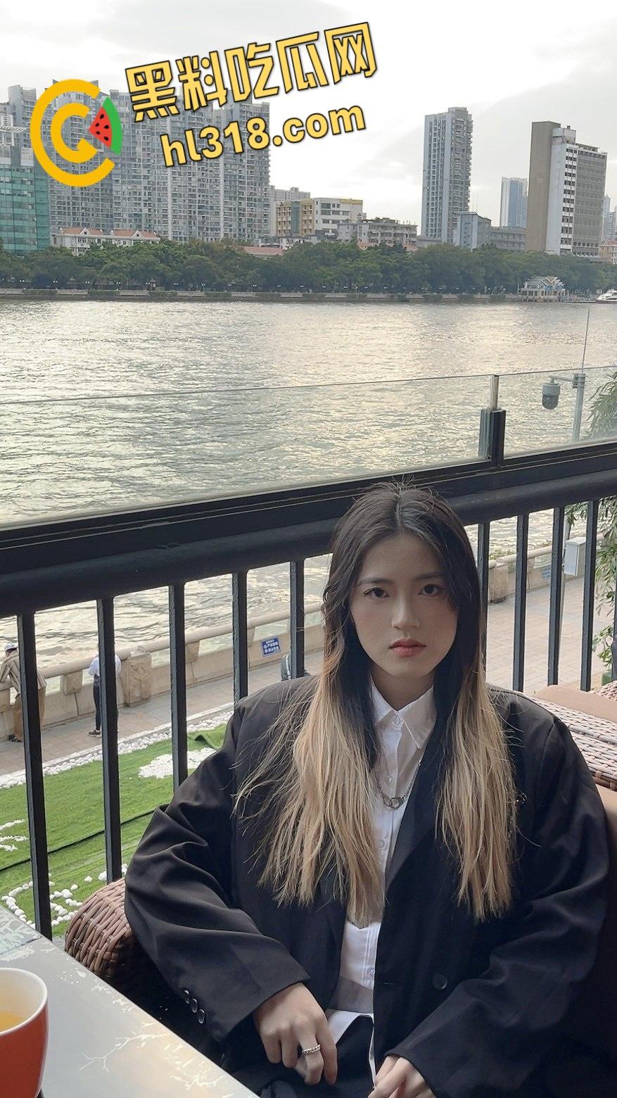 青岛清纯护士【何小笙】，对镜后入疯狂打桩，黑丝眼镜母狗床上淫水横流，自拍被操表情真淫荡 !-3