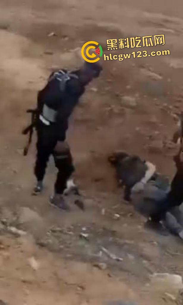 加沙暴徒踩以色列人质如蹦床！分尸虐杀血腥，扬言以色列人是孬种！-6