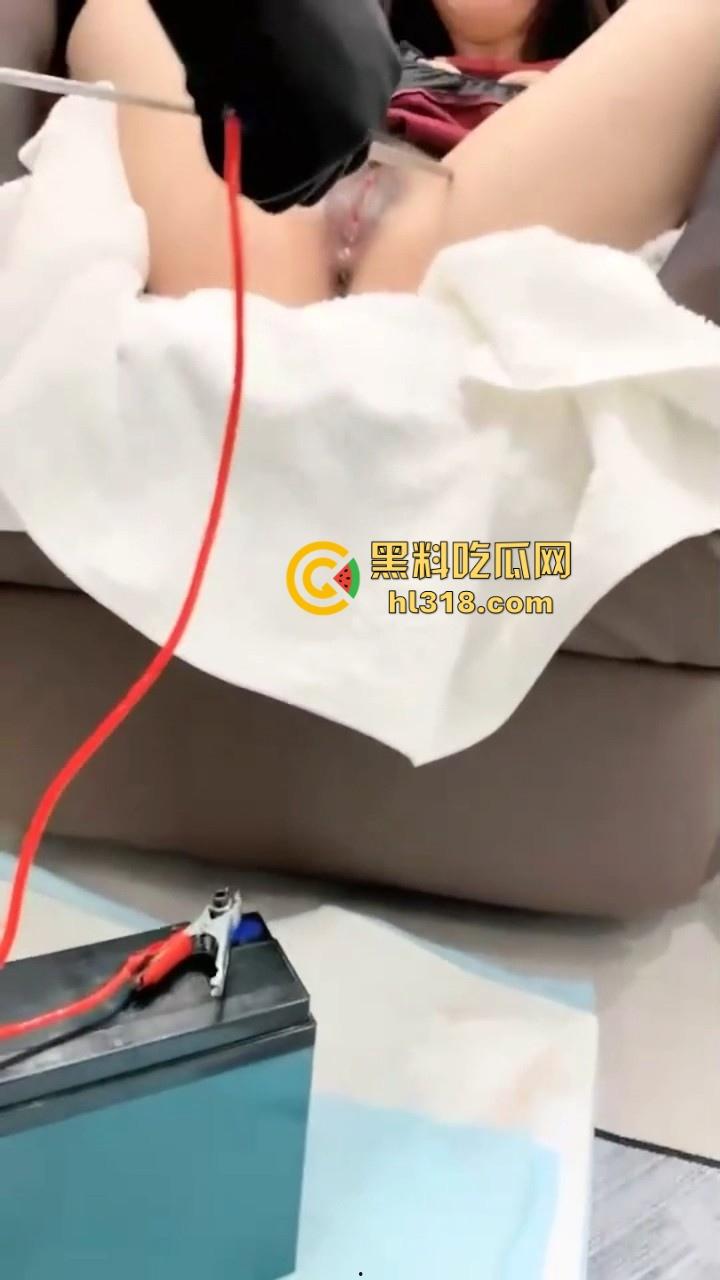 现在SM都发展到这个地步了吗！直接上电击了，把骚母狗的逼都电的缩起来，现场火花四溅刺激无比！-3