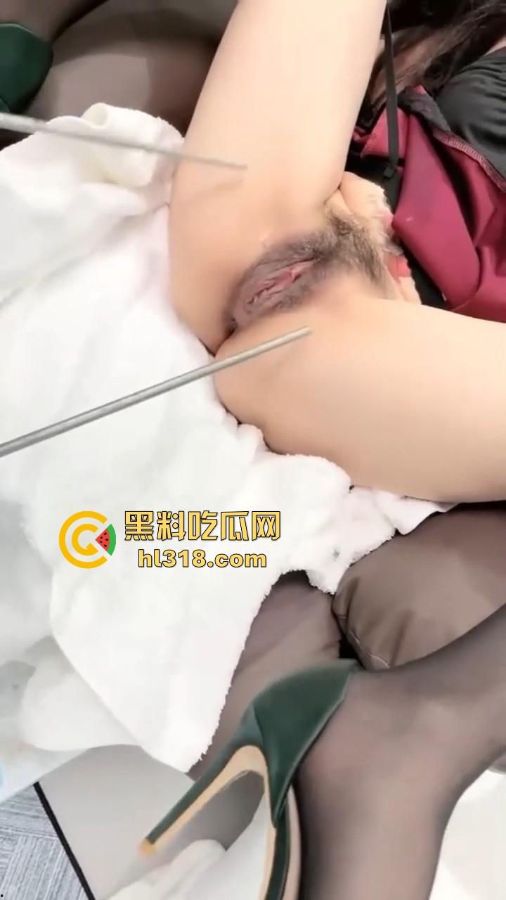 现在SM都发展到这个地步了吗！直接上电击了，把骚母狗的逼都电的缩起来，现场火花四溅刺激无比！-5