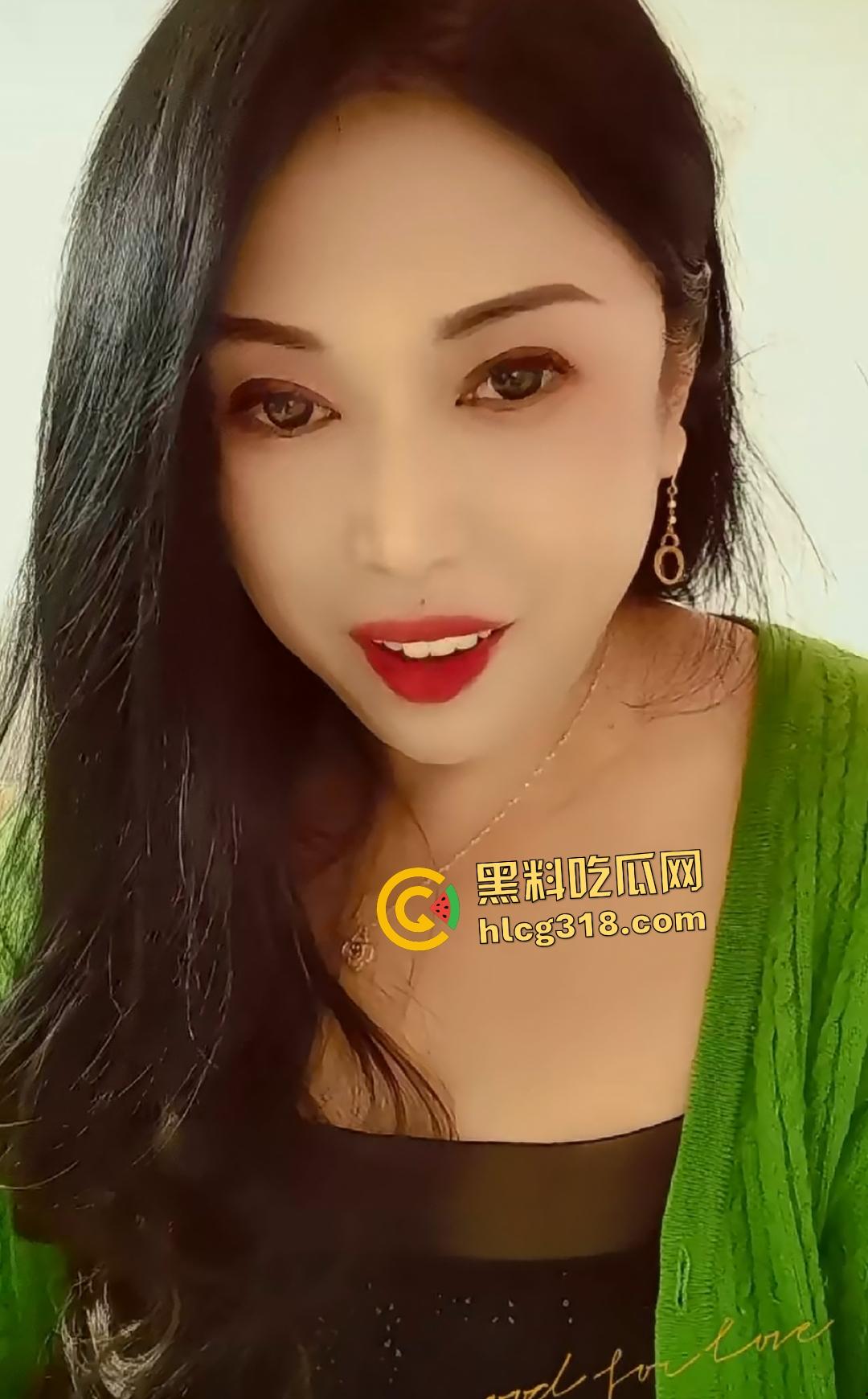 快手熟女【黑玫瑰娜姐】自拍给金主瑜伽紧身衣翘臀大黑鸡巴自慰，倒转屏幕看着像倒插！！-2