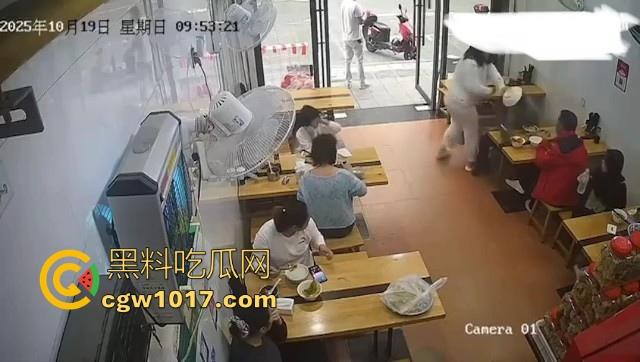 肥胖小仙女吃个早餐发生冲突！火气一上来直接把面扣在后座男生头上，直接扭打起来，给坦克胸罩都打丢了！-6