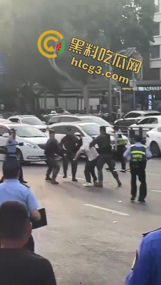 西安大雁塔景区菜刀小伙与警察激烈交火，惊心动魄现场引爆网络！-5