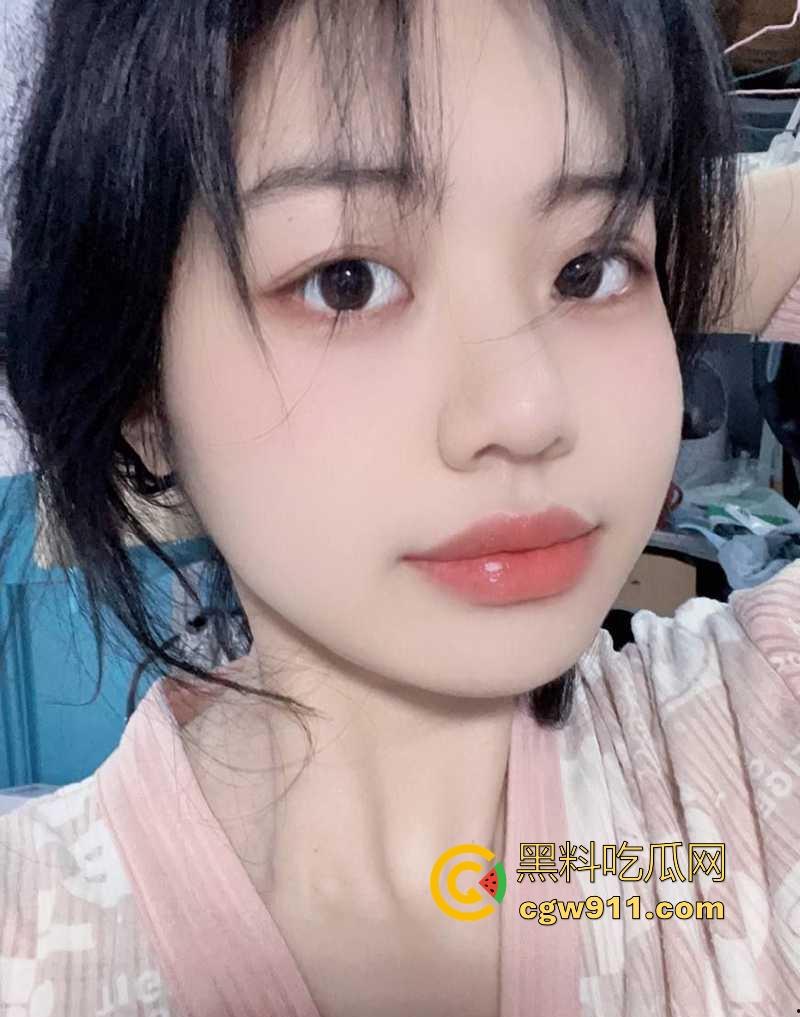 武汉工商学院反差甜妹【林美如】穿开档丝袜撩拨男友,撅肥臀被后入猛操,浓精射满巨乳,超级淫骚反差!-1