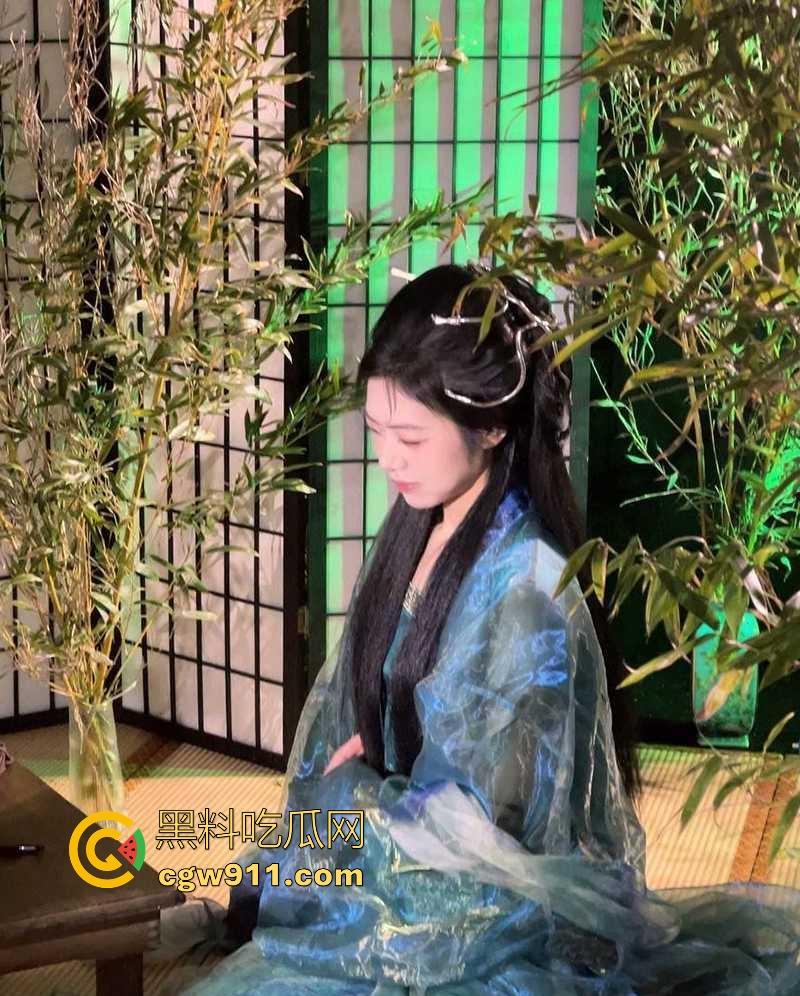 武汉工商学院反差甜妹【林美如】穿开档丝袜撩拨男友,撅肥臀被后入猛操,浓精射满巨乳,超级淫骚反差!-3