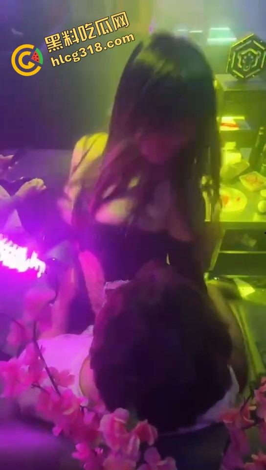 裸场果然不骗我妹子奶子像脱缰，抖到全场想冲上去干！朋友说得对，这地儿真TM猛！-2
