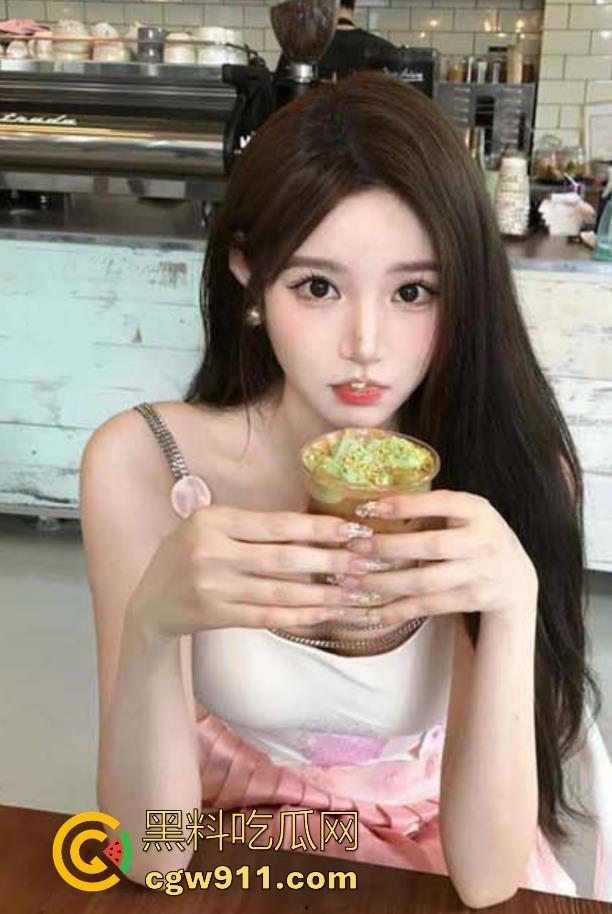 撕烂姐姐的丝袜猛吸她的嫩穴，把鸡扒强行塞入她的嘴，这小母狗简直是天生尤物炮架子！-3