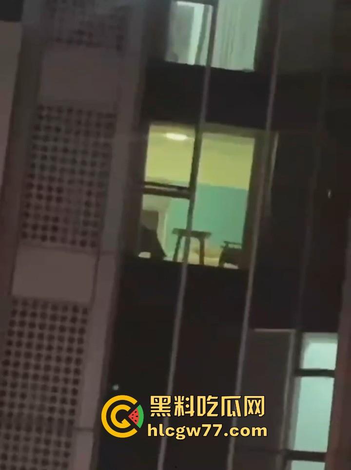 日照安泰国际广场大瓜！情侣做爱不拉窗帘被上千人围观 事后有吃瓜群众直接敲门提醒 现场视频火爆抖音！-6