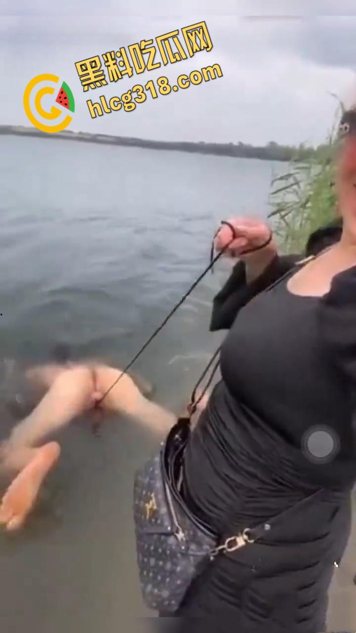 调教男奴最爽玩法，绳子栓鸡巴上下河游泳，这是遛鸟还是遛狗，不得不佩服老外的调教手段 ！-6