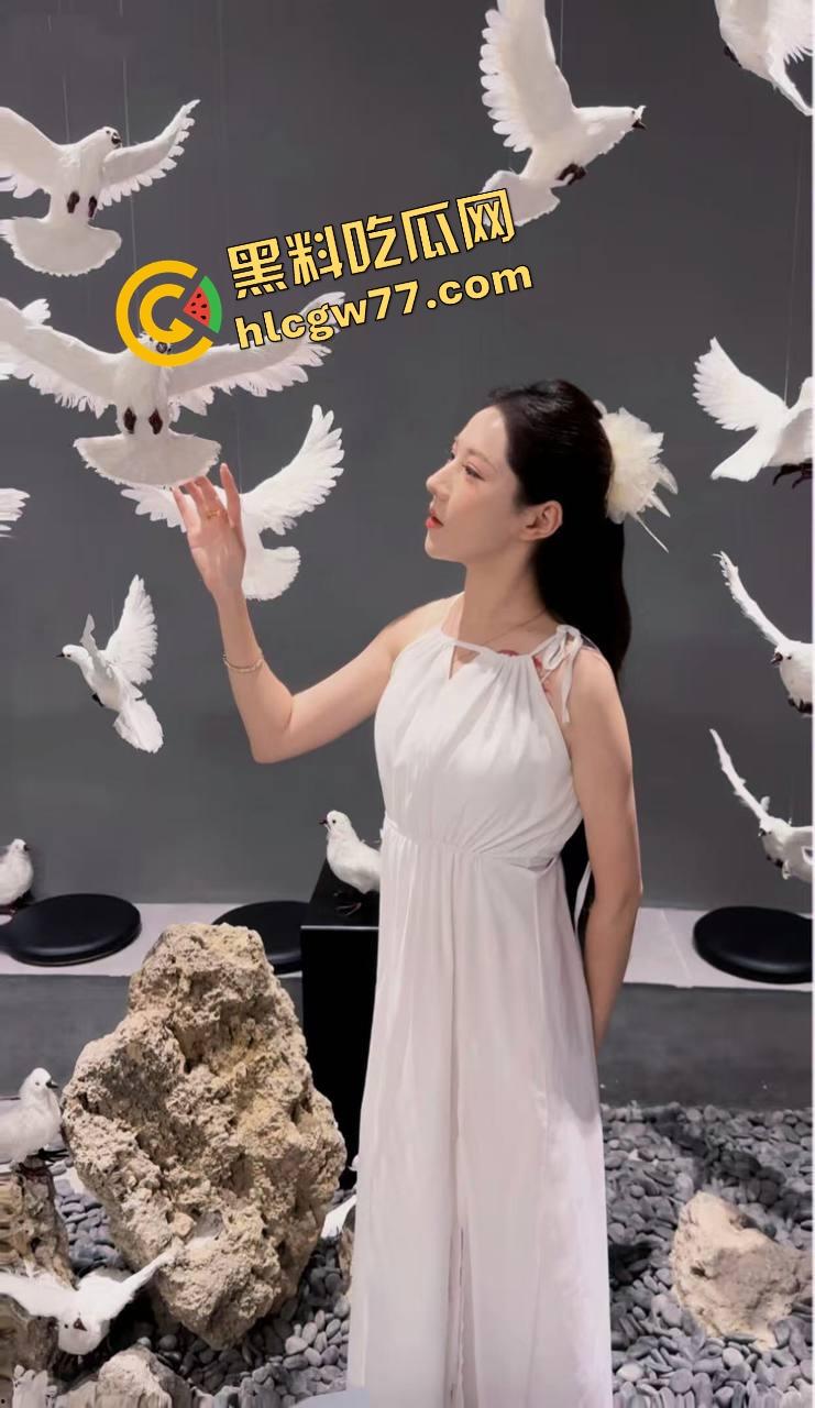 上海大佬酒店爆肏00后骚妹美少女，半腿袜口交足交双管齐下，钱给到位了妹子也不介意被拍！-1