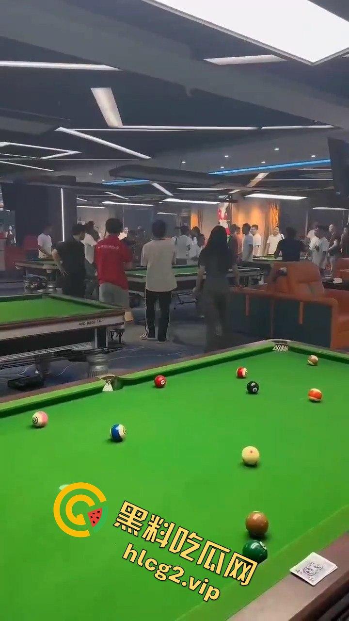台球厅上演武林风！因输两局发生冲突，三根球杆被打断！-6