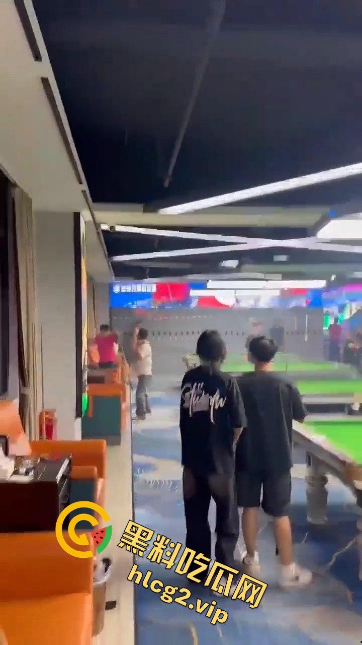 台球厅上演武林风！因输两局发生冲突，三根球杆被打断！-9