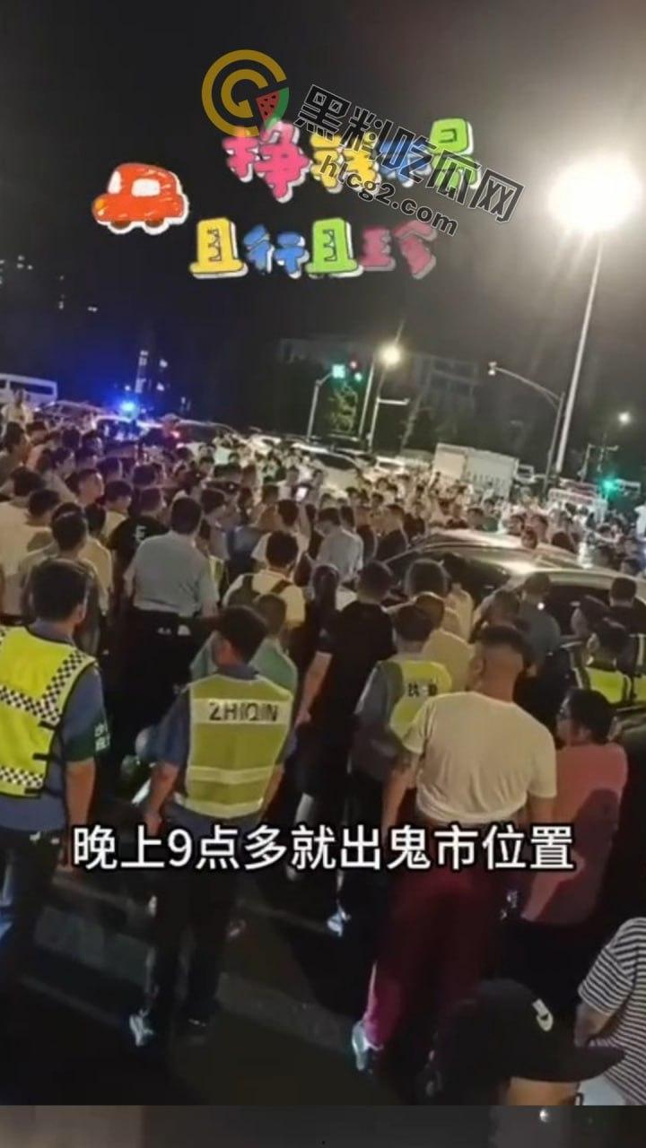 南京“鬼市”风波！城管出动遭摊贩围攻，居民喊话整顿占道经营-5